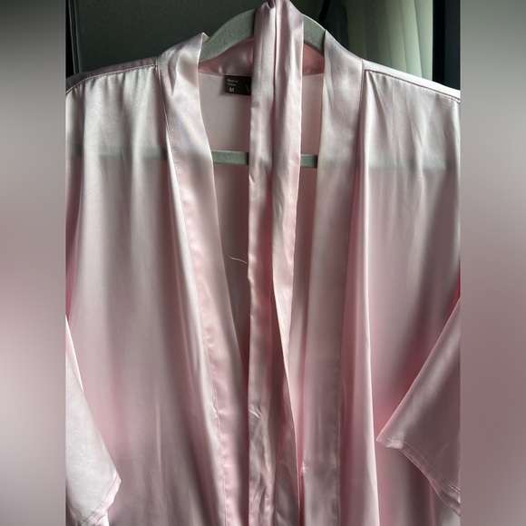 Set of two (2) satin robes - Picture 12 of 12